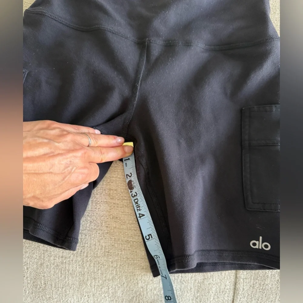 Alo Yoga bike shorts with pockets Size S - Picture 6 of 7